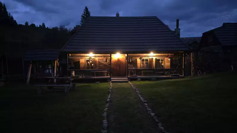 Casă tradițională și prispă la Pensiunea Satul Bucovinean din Bucovina