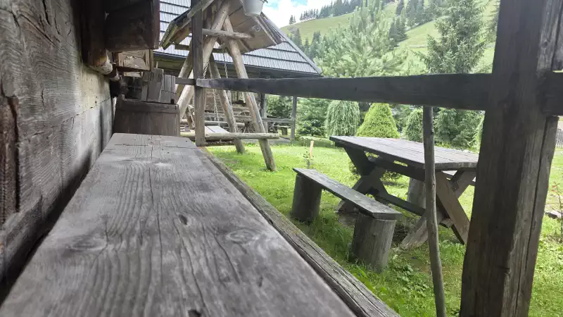 Casă tradițională și prispă la Pensiunea Satul Bucovinean din Bucovina