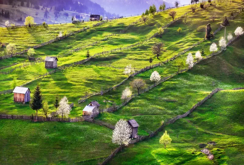 Primăvara în Bucovina, dealuri verzi și sate