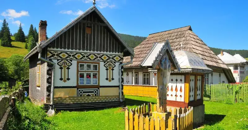 Case tradiționale decorate cu motive populare în Ciocănești, Bucovina