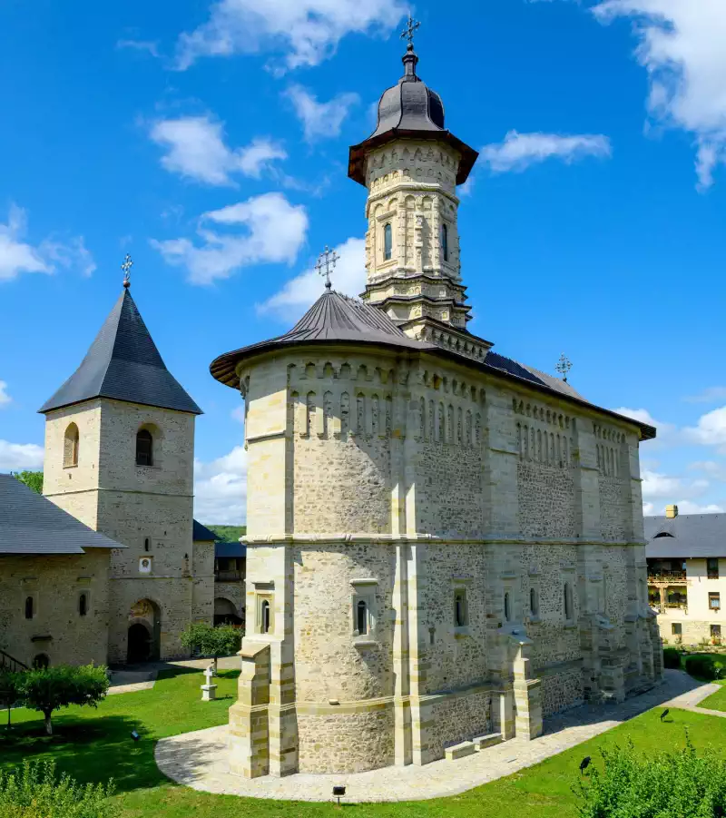 Mănăstirea Dragomirna din apropierea Sucevei, cu ziduri de piatră și arhitectură elegantă
