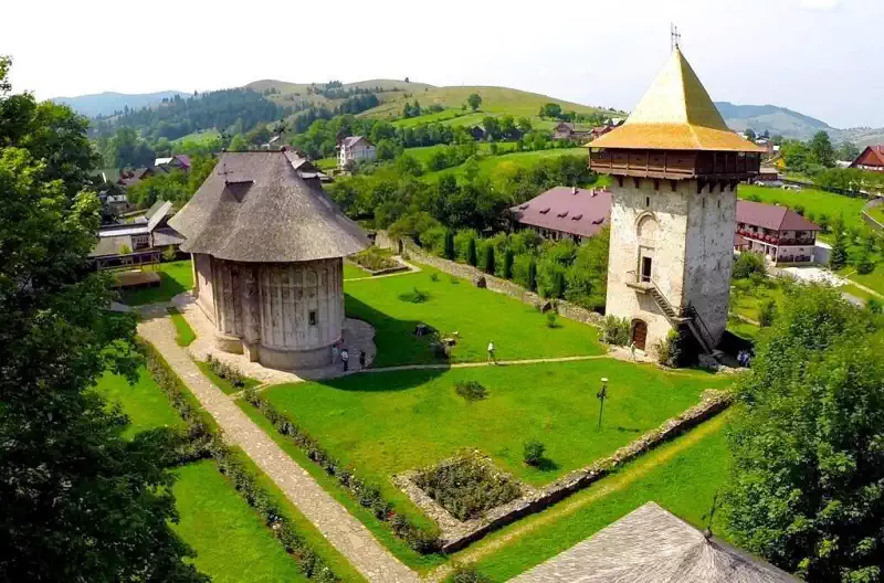 Mănăstirea Humor din Bucovina, biserică veche cu pictură exterioară și atmosferă liniștită