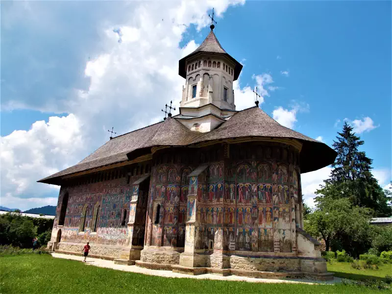 Mănăstirea Moldovița din Bucovina, ansamblu monahal cu pictură exterioară și ziduri vechi