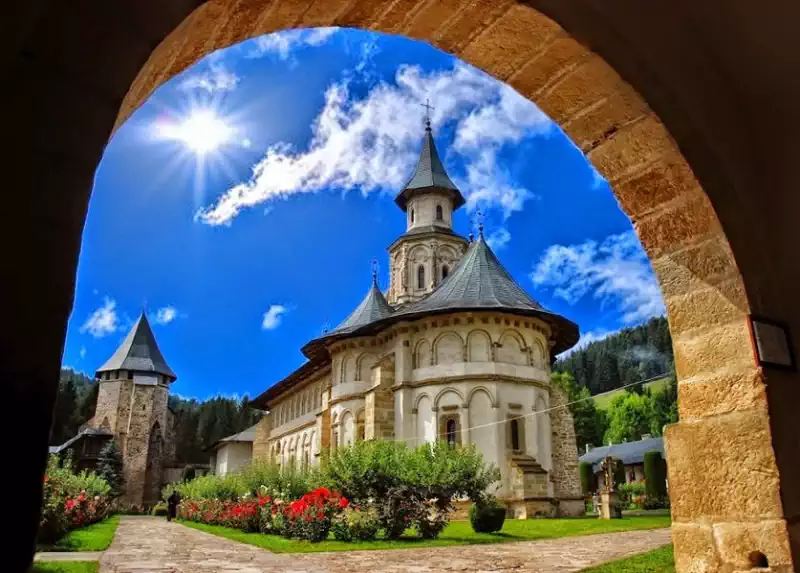 Mănăstirea Putna din Bucovina, loc de mare importanță spirituală și istorică