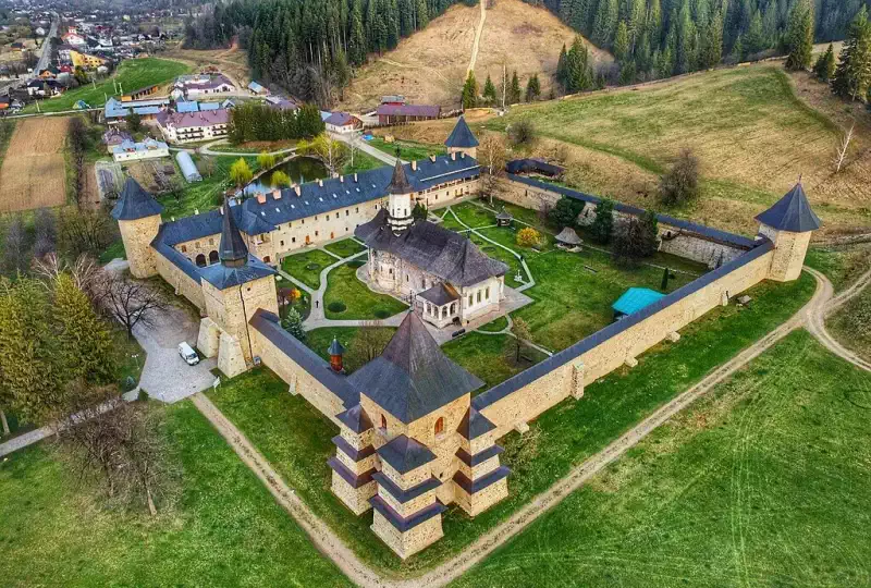 Mănăstirea Sucevița din Bucovina, cu ziduri de fortăreață și curte interioară