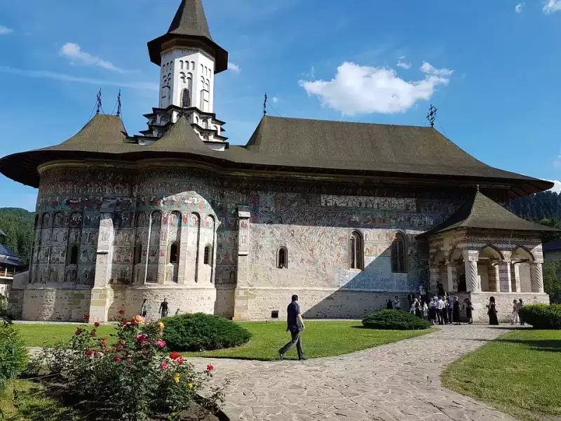 Mănăstirea Voroneț, una dintre cele mai potrivite opriri pentru un weekend în Bucovina