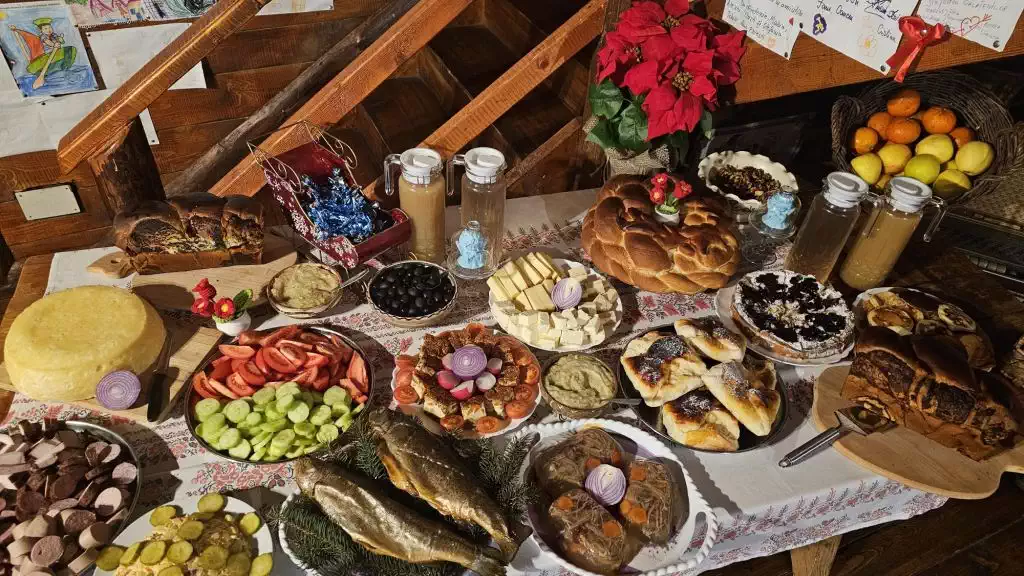 Masă tradițională în Bucovina: sarmale, smântână și pâine de casă
