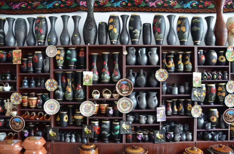 Obiecte de ceramică neagră de Marginea, tradiție cunoscută din Bucovina
