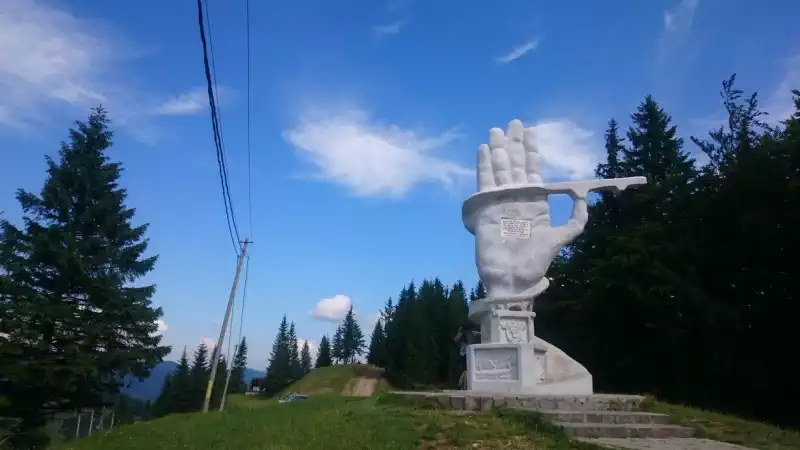 Drum de munte cu serpentine în Pasul Palma și zona Ciumârna din Bucovina