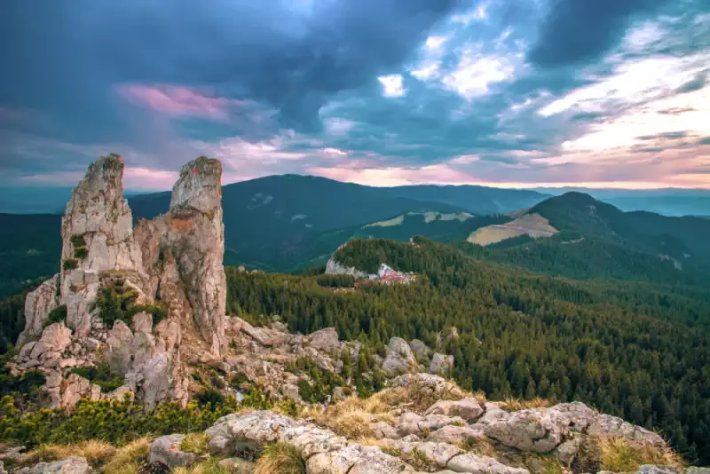 Pietrele Doamnei din Masivul Rarău, peisaj spectaculos de munte în Bucovina