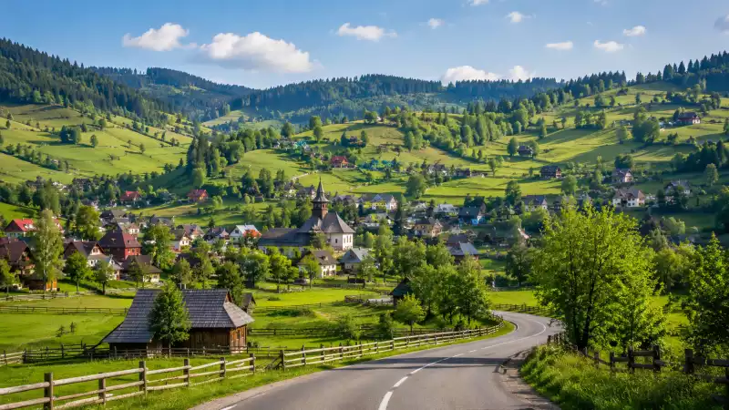 Peisaj din Bucovina, cu dealuri verzi, sate și atmosferă potrivită pentru un weekend liniștit